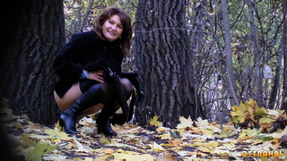 Писсинг зрелой бабы в лесу парка на скрытую камеру